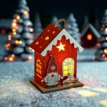 Karácsonyi LED-es dekoráció - házikó manóval - melegfehér LED, piros - 7,5 x 5 x 10 cm - 2 féle